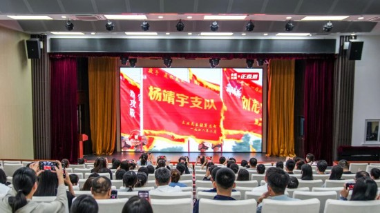 學院全體教職工觀看紀念中國人民抗日戰爭暨世界反法西斯戰爭勝利80周年大會直播。