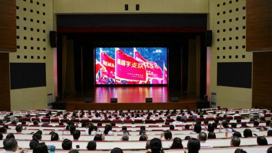 在院學員觀看紀念中國人民抗日戰爭暨世界反法西斯戰爭勝利80周年大會直播。