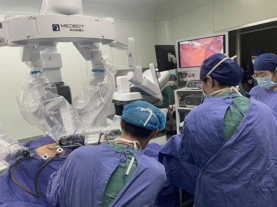 王春喜在手術中。