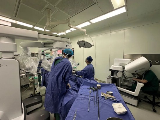 王權在手術中。